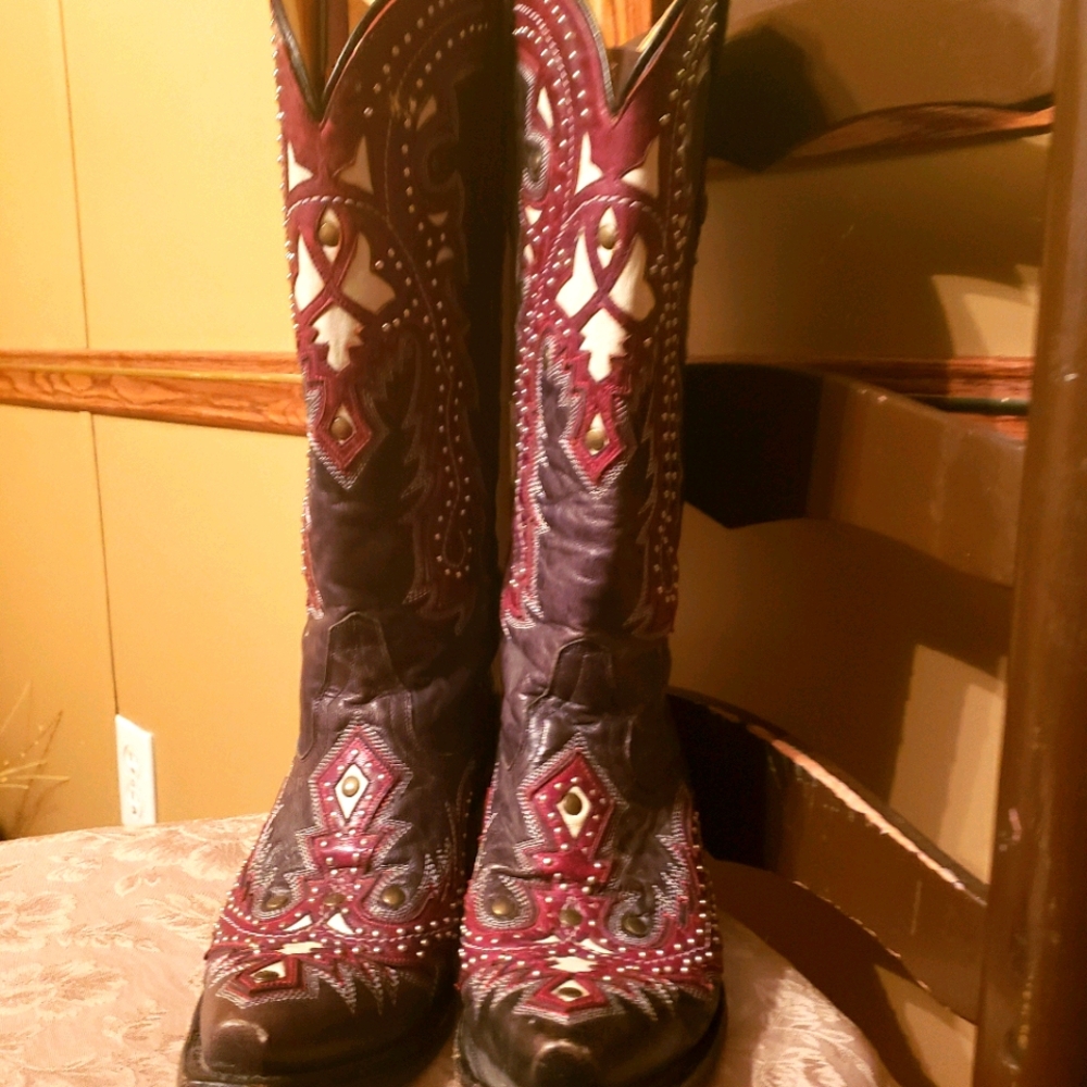 Corral Black an Red overlay with studs